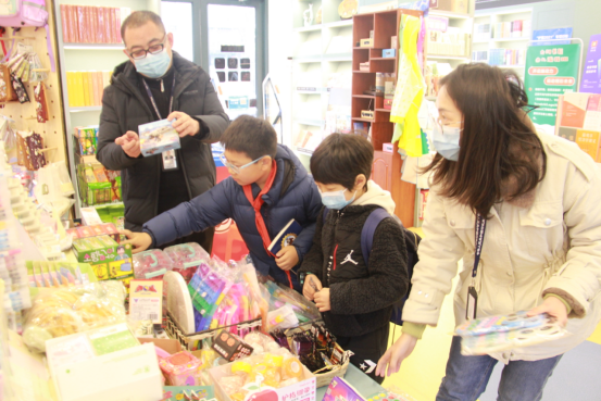鄭州市二七區(qū)市場(chǎng)監(jiān)管局開(kāi)展玩具市場(chǎng)突擊檢查，筑牢兒童玩具質(zhì)量安全防線